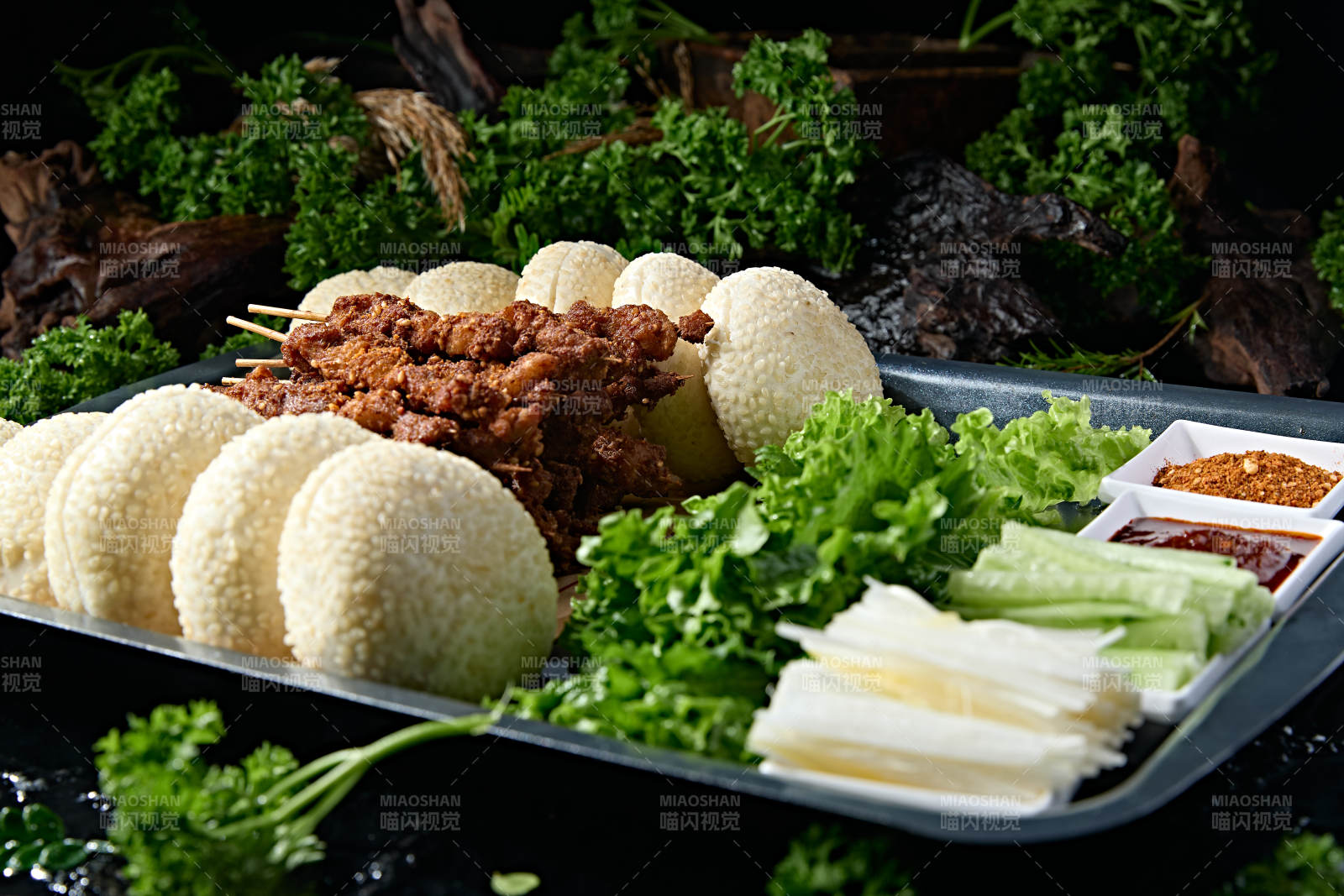 孜然烤肉串配空心芝麻馍双蘸料烤肉套餐图片
