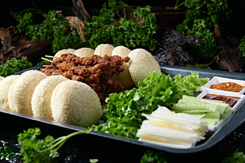 孜然烤肉串配空心芝麻馍双蘸料烤肉套餐图片