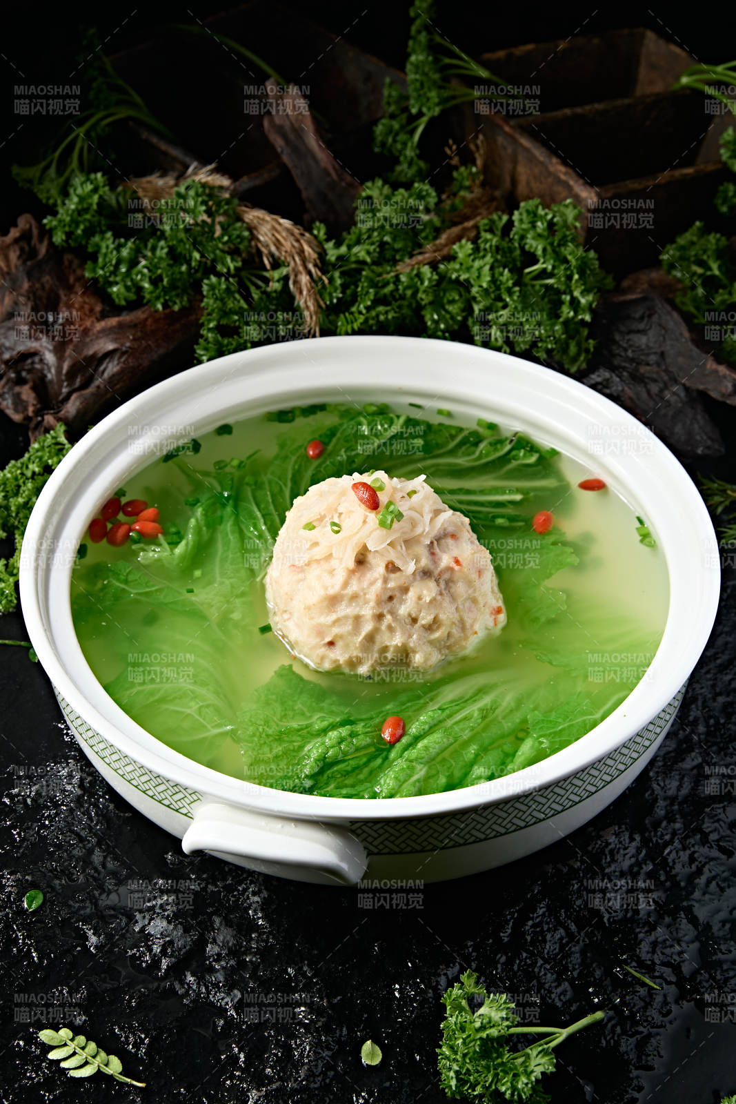 砂锅装清汤手工清炖狮子头图片