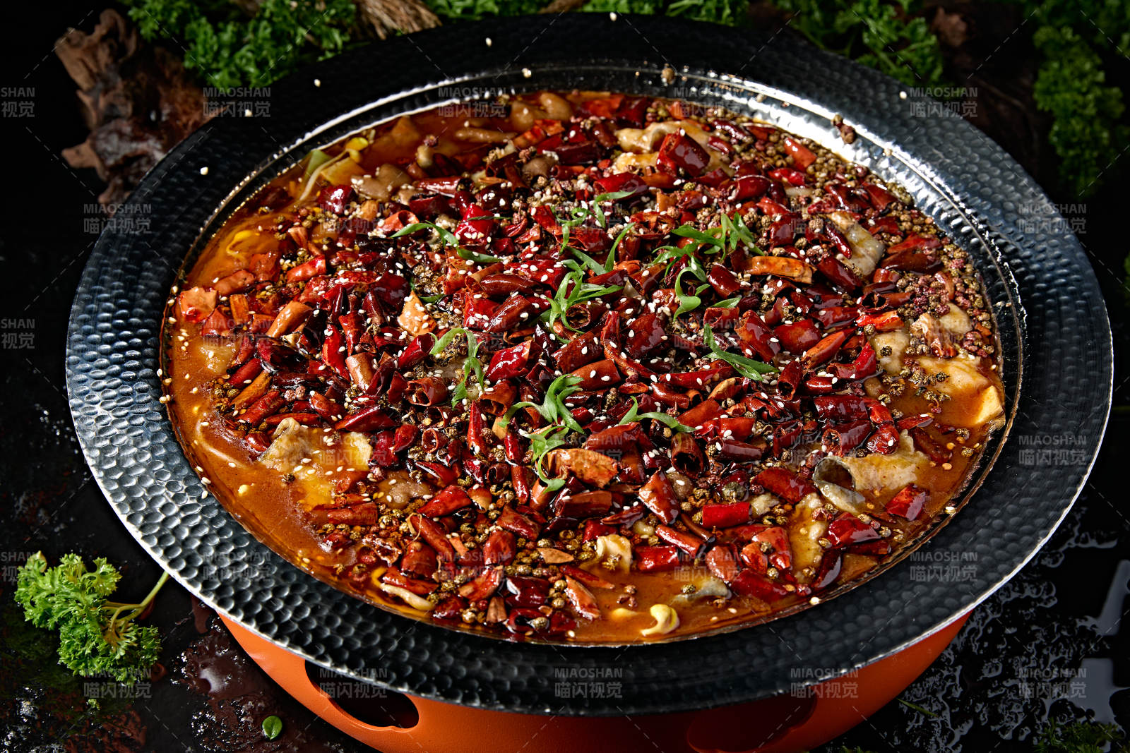 黑色锤纹铁盆装的正宗川味水煮鱼片图片