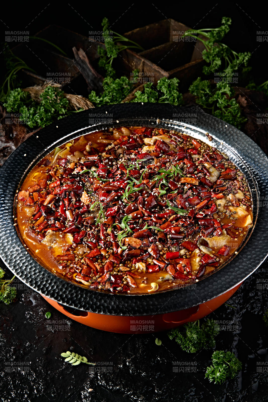 黑色锤纹铁盆装的正宗川味水煮鱼片图片