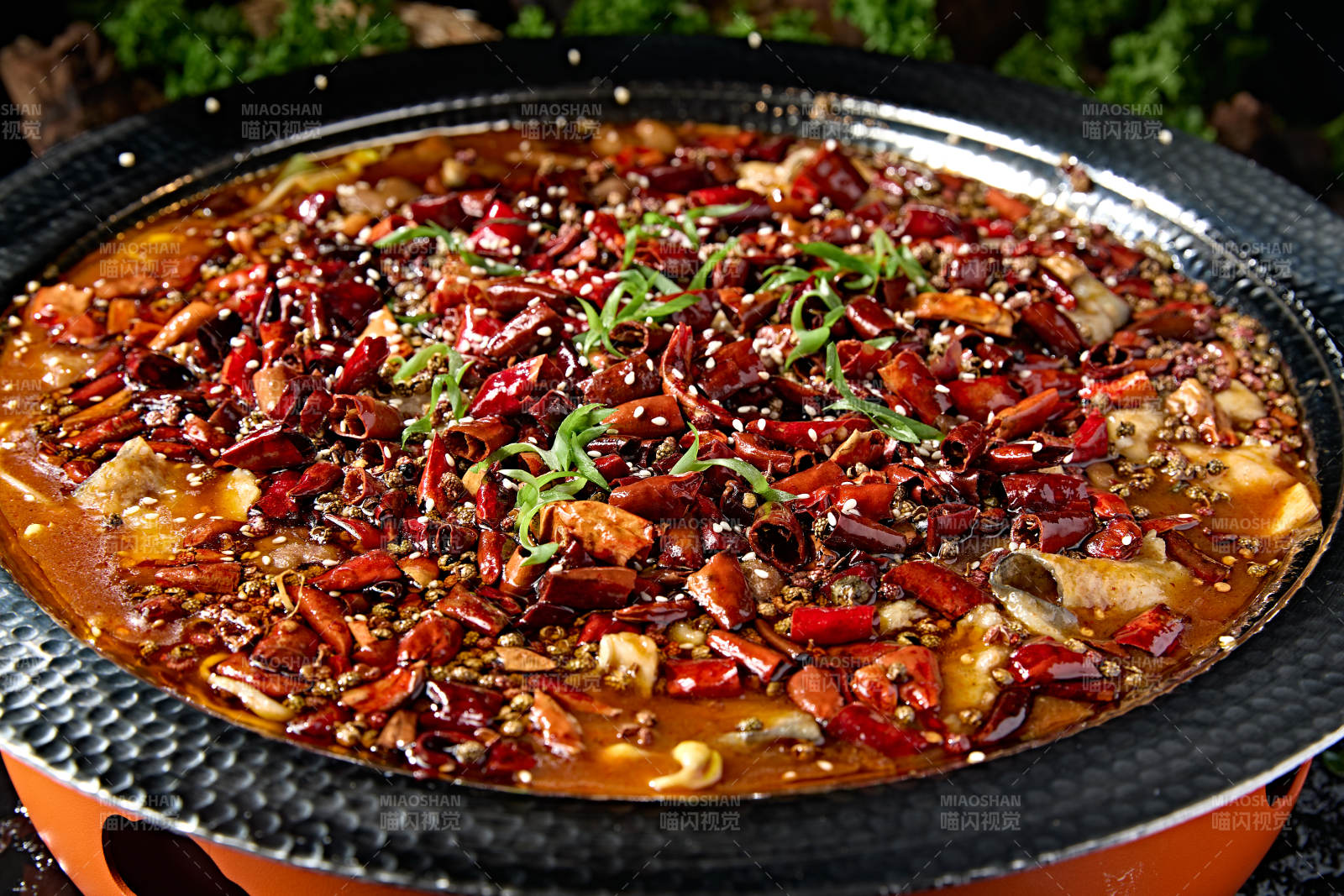 黑色锤纹铁盆装的正宗川味水煮鱼片图片