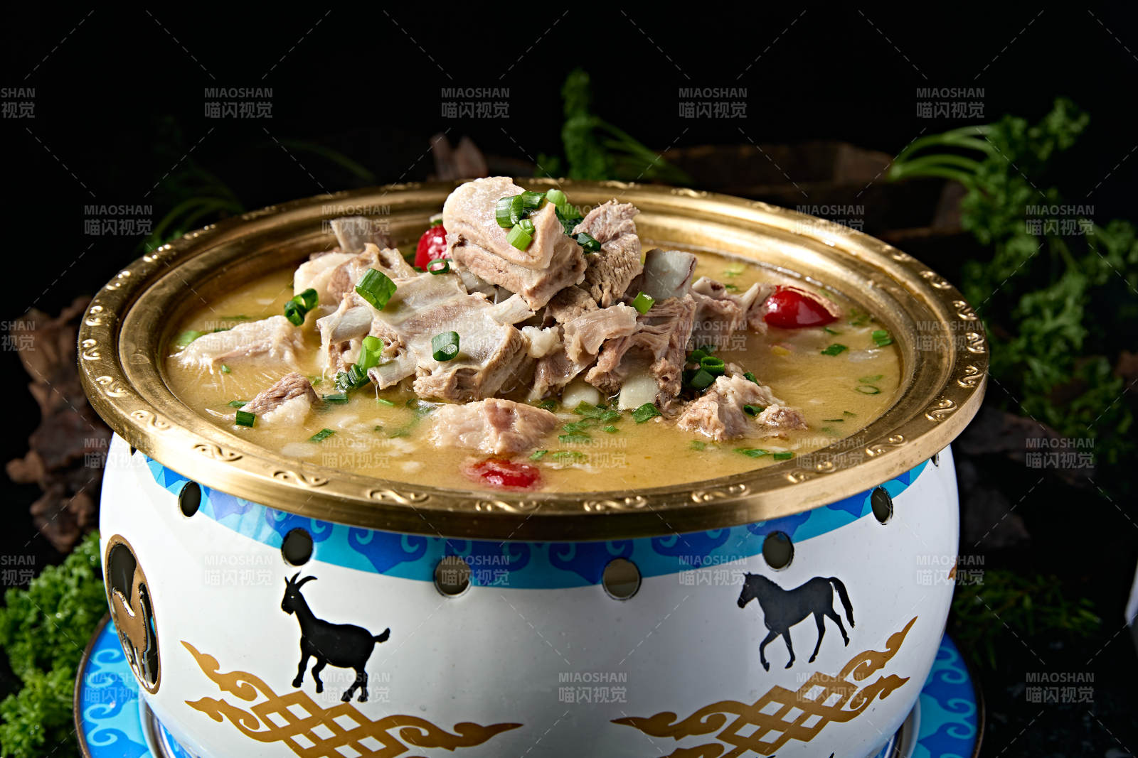 浓汤清炖羊排块撒葱花红枣提鲜滋补羊肉煲图片