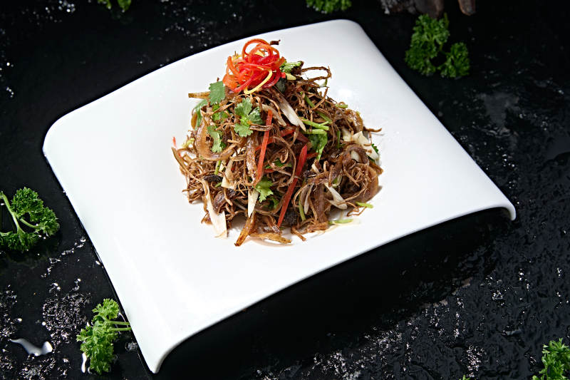 油香凉拌菜茶树菇丝配香菜红椒丝葱白图片