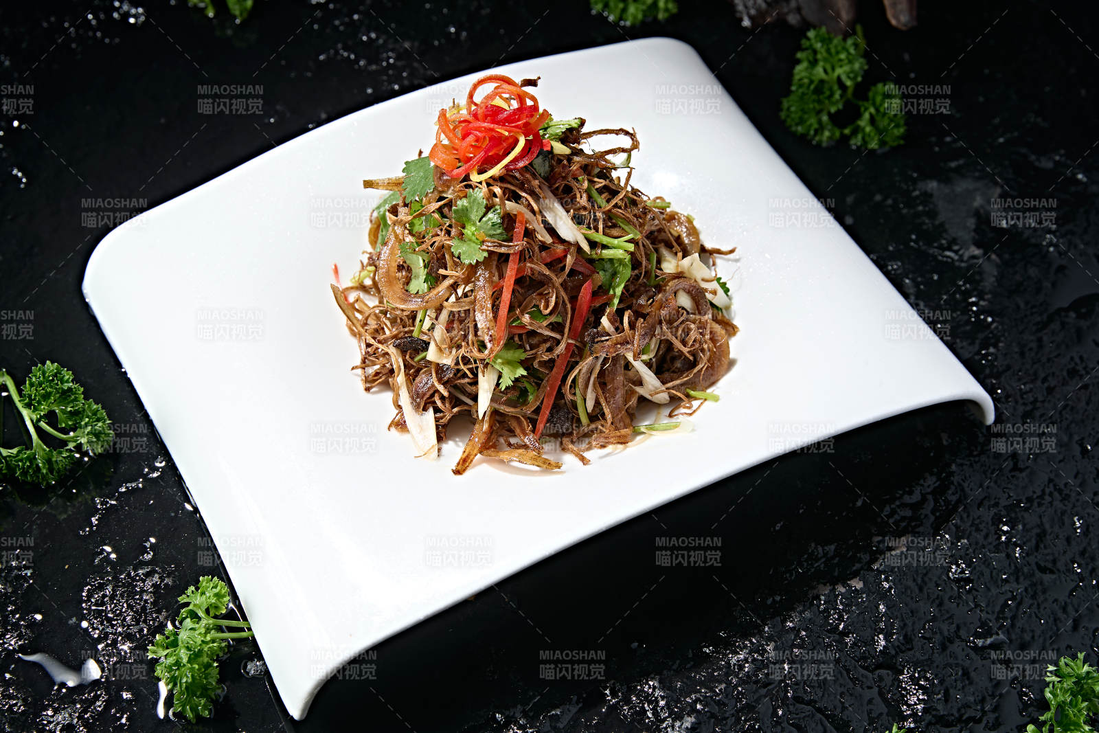油香凉拌菜茶树菇丝配香菜红椒丝葱白图片