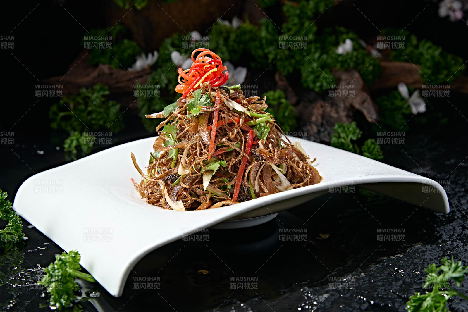 油香凉拌菜茶树菇丝配香菜红椒丝葱白图片