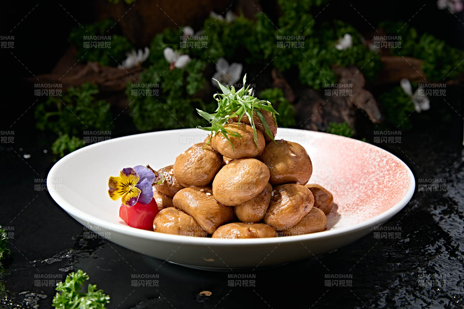 酒店创意菌菇素菜整颗酱烧口蘑图片