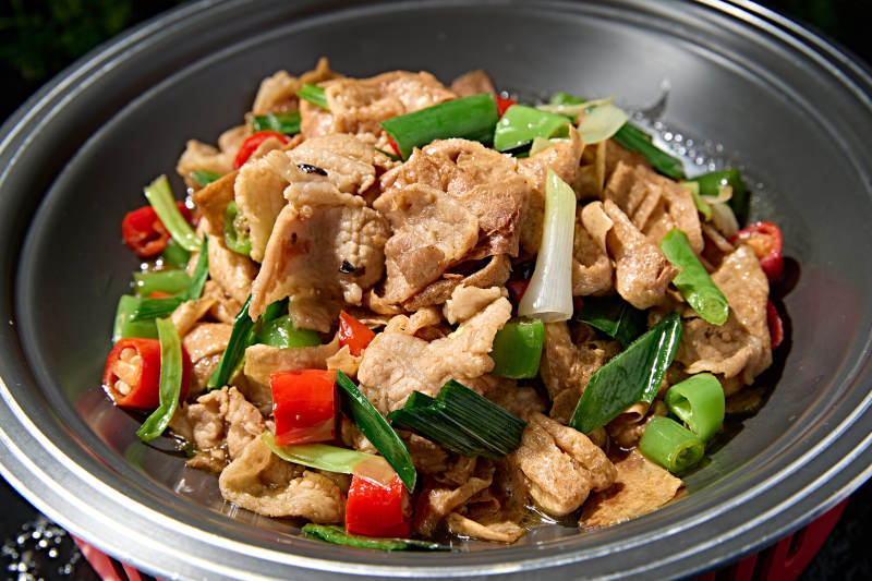 米椒青蒜豆豉爆炒油皮回锅肉图片