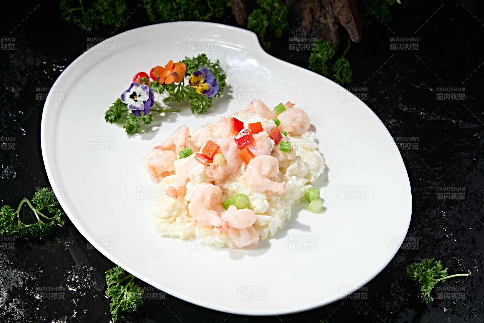 白盘装芙蓉滑蛋炒大虾仁图片