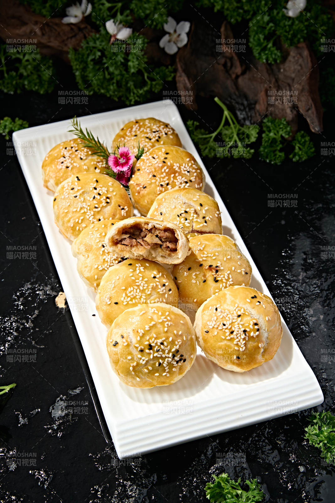 现烤广式肉馅酥皮月饼图片