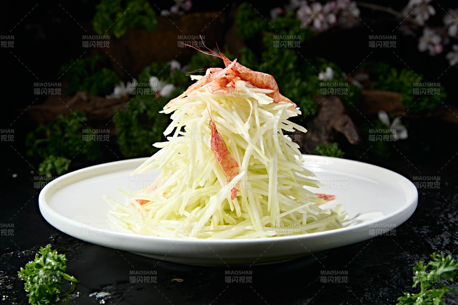 开胃清爽凉拌菜青嫩瓜丝配炸红虾干图片
