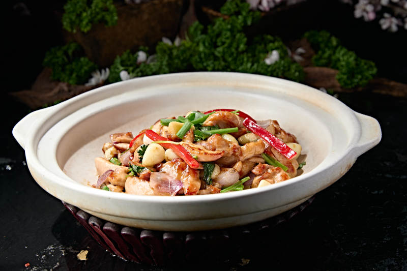 经典美味砂锅毛葱彩椒蒜香鸡腿肉图片