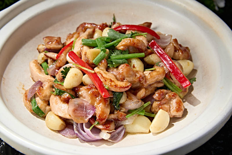 经典美味砂锅毛葱彩椒蒜香鸡腿肉图片