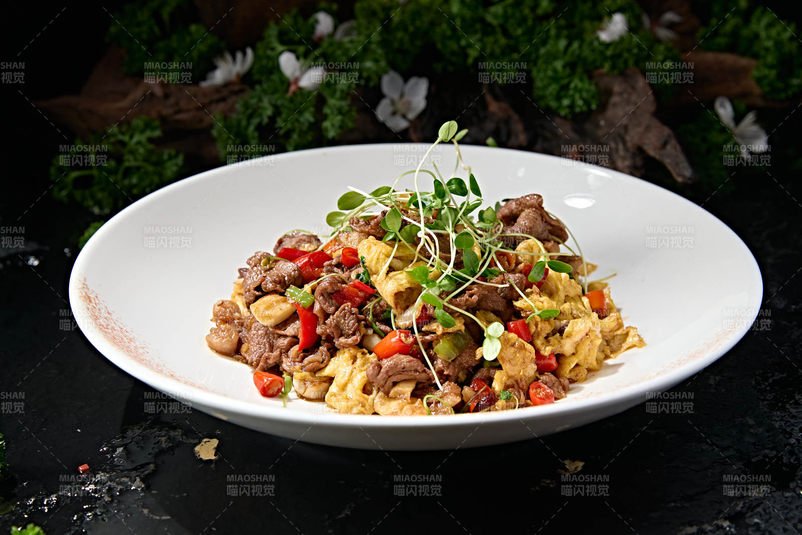 米椒蒜子煎蛋炒黄牛肉图片