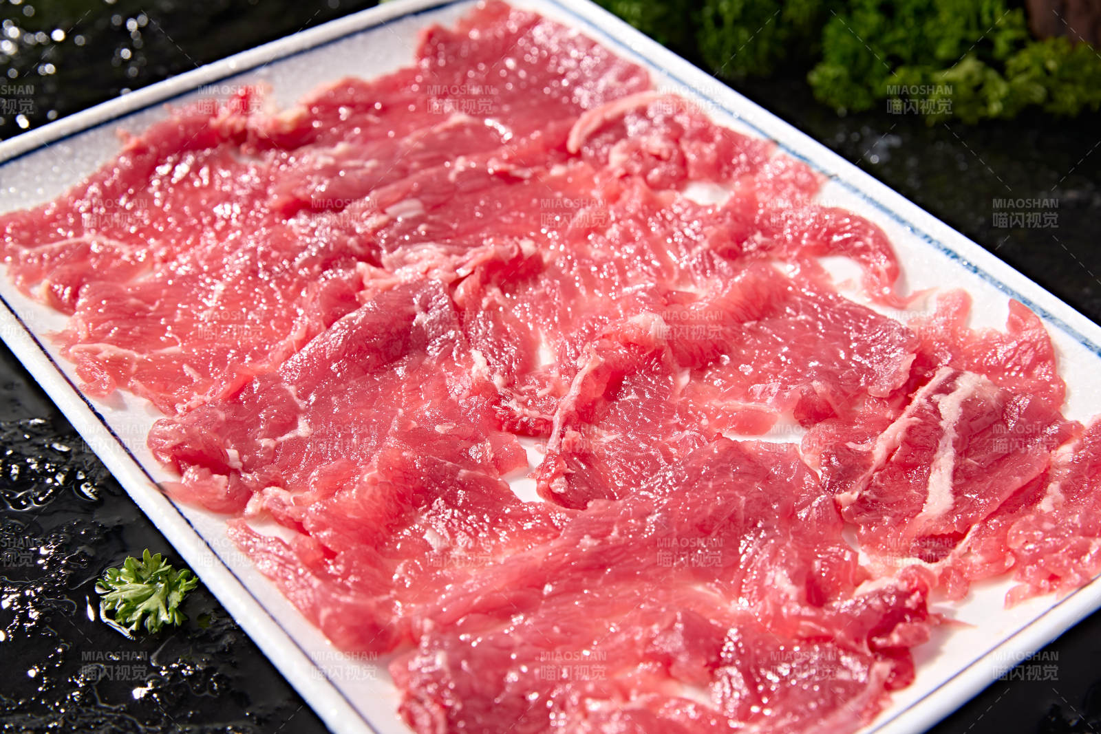 潮汕火锅涮煮荤食材鲜切生牛肉片图片