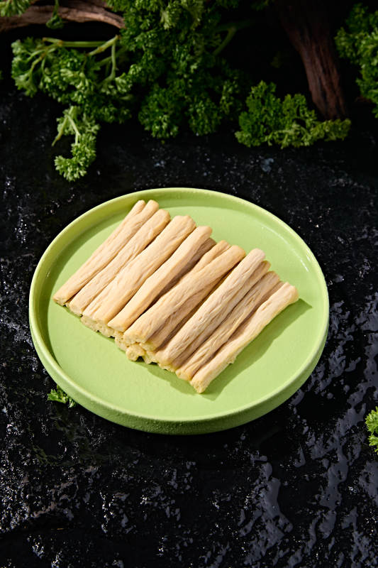火锅涮煮豆制品泡发好的干腐竹段图片