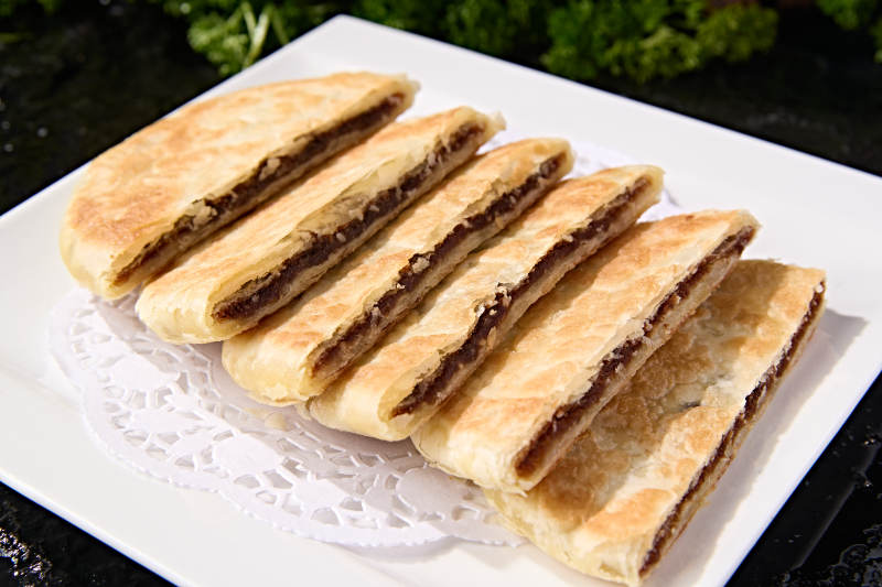 中式面点主食酥皮夹层红糖豆沙饼图片