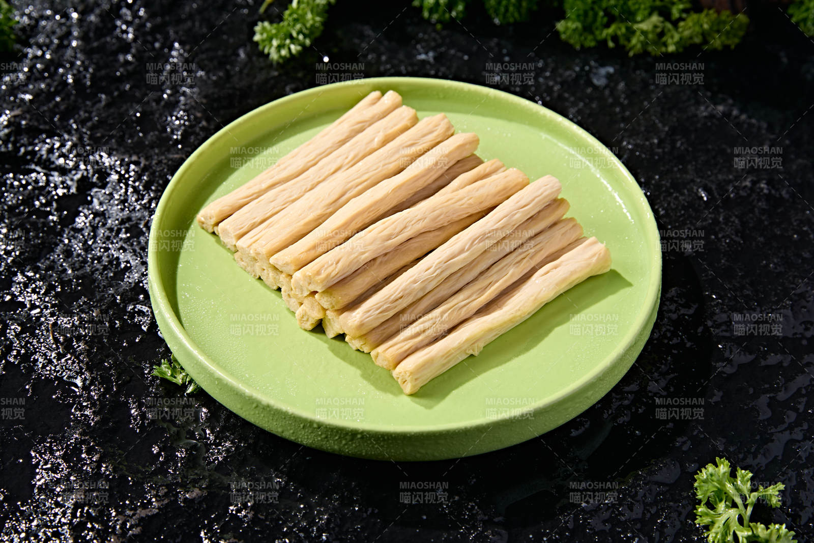火锅涮煮豆制品泡发好的干腐竹段图片