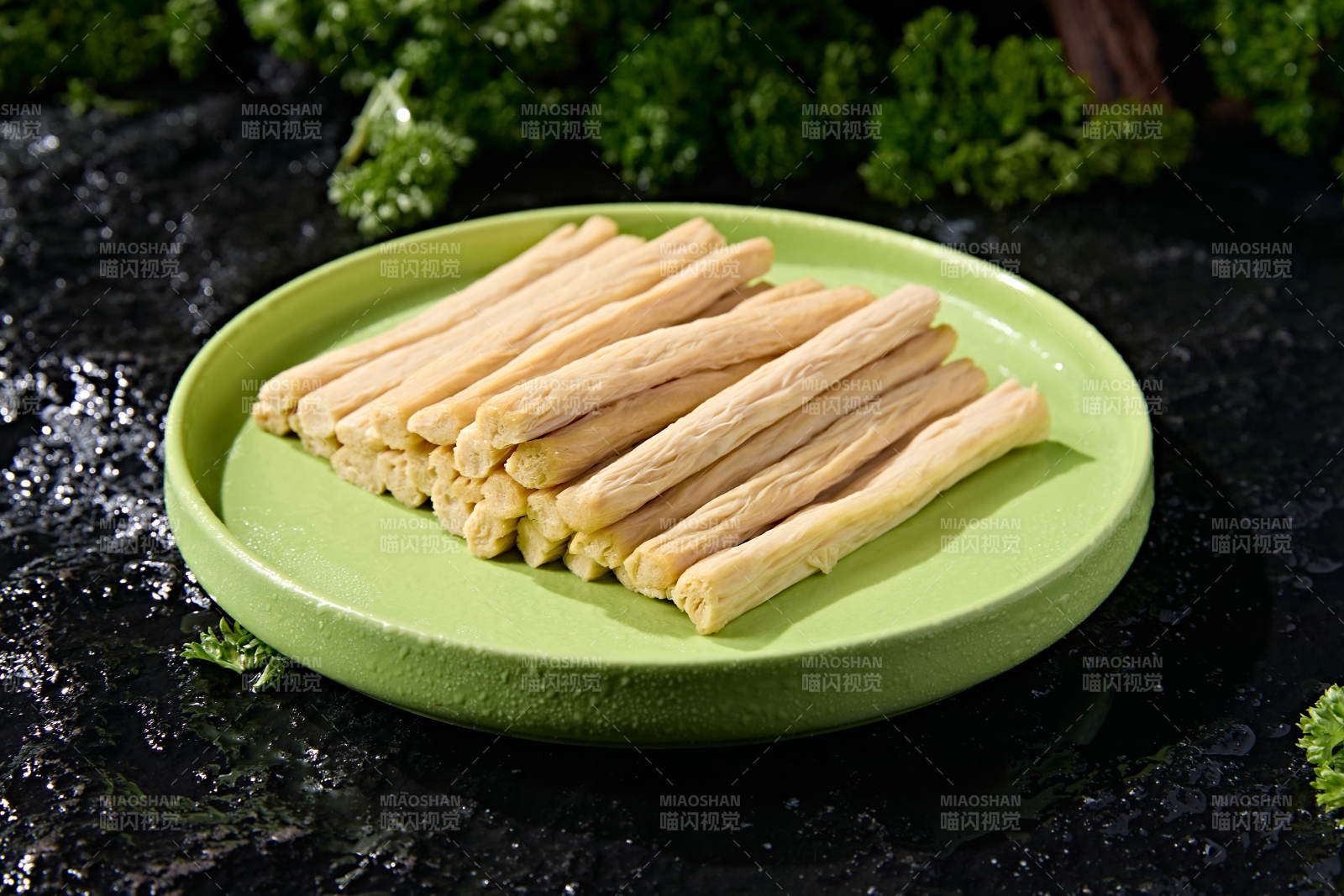 火锅涮煮豆制品泡发好的干腐竹段图片