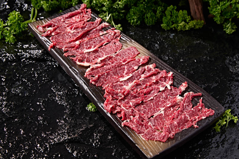 火锅涮煮荤类食材手工鲜切生牛肉片图片
