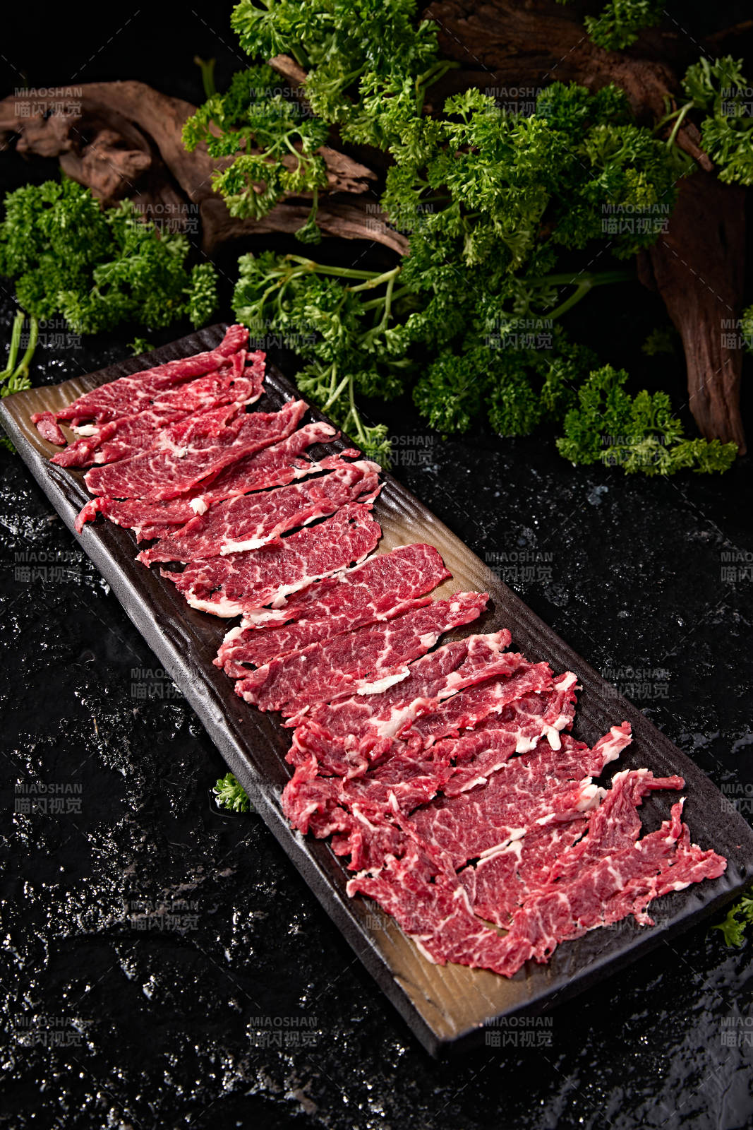 火锅涮煮荤类食材手工鲜切生牛肉片图片