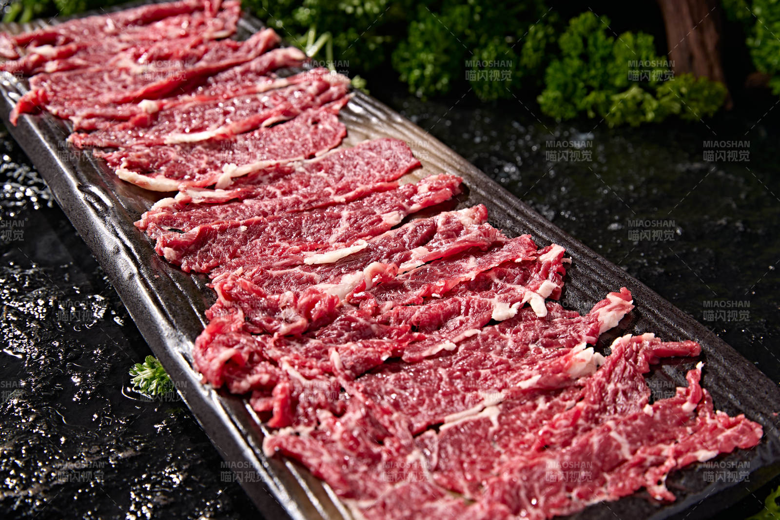 火锅涮煮荤类食材手工鲜切生牛肉片图片