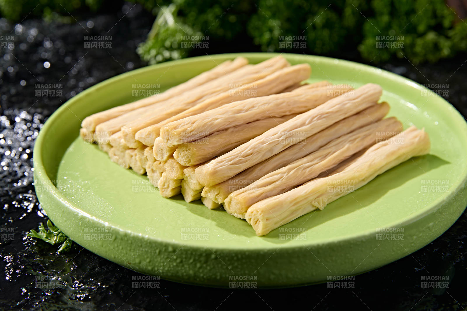 火锅涮煮豆制品泡发好的干腐竹段图片