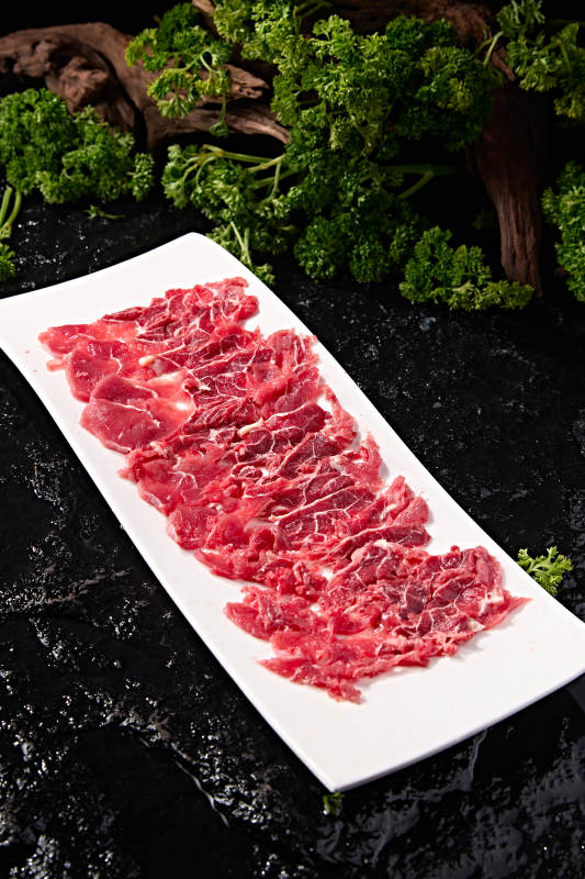潮汕火锅涮煮荤食材鲜切生牛肉片图片