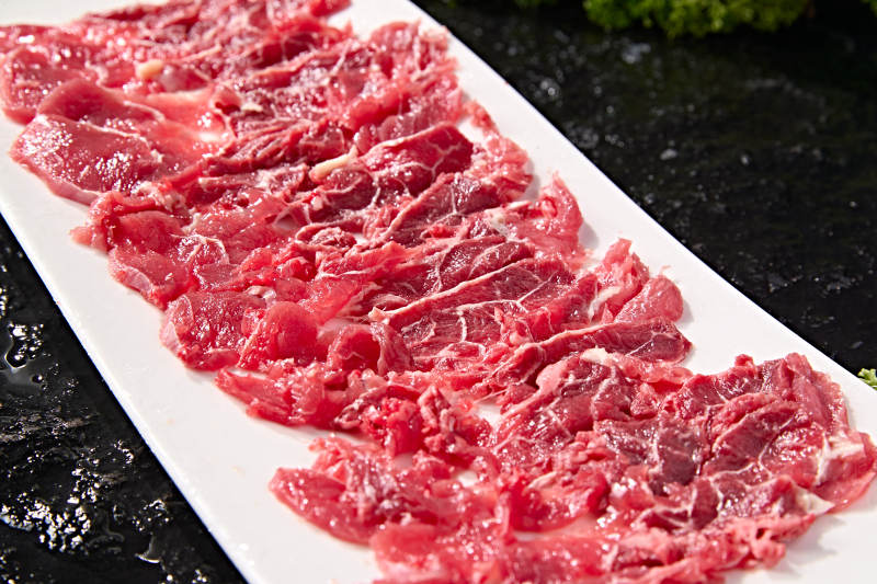 潮汕火锅涮煮荤食材鲜切生牛肉片图片