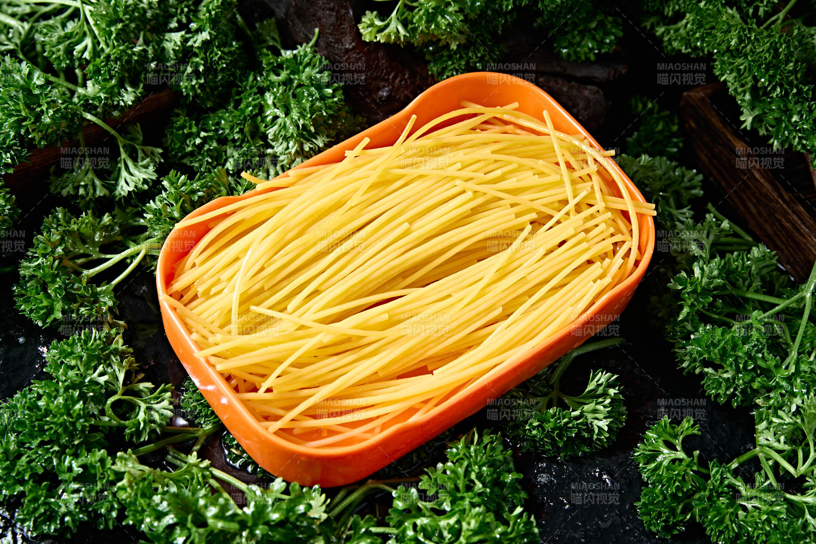 火锅食材黄面细面条图片