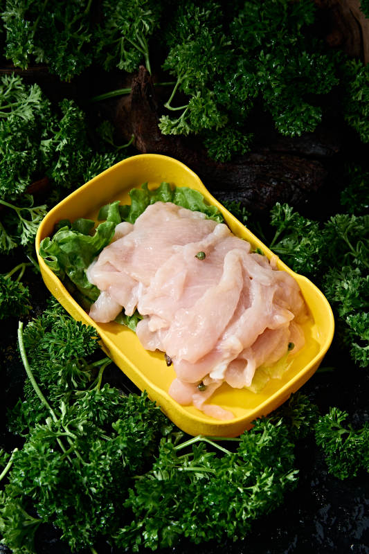 火锅食材腌制藤椒鸡胸肉图片