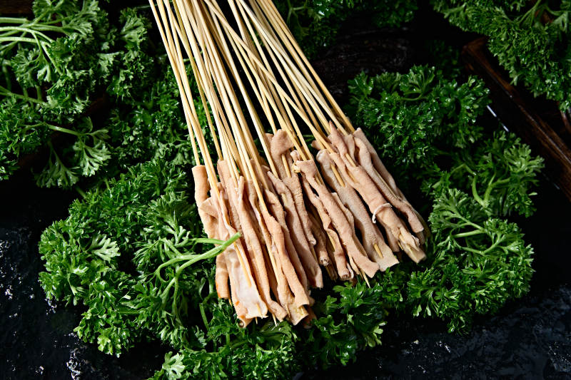 火锅食材现穿生鸭肠串串图片
