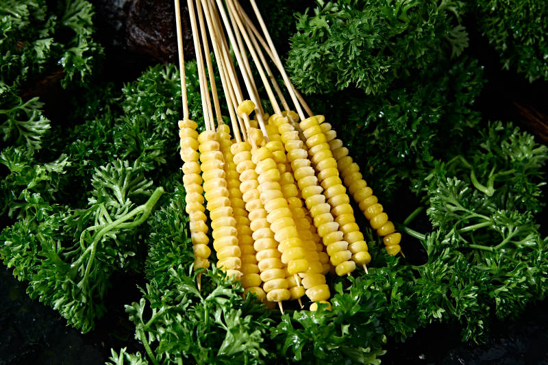 火锅食材新鲜甜玉米粒串图片