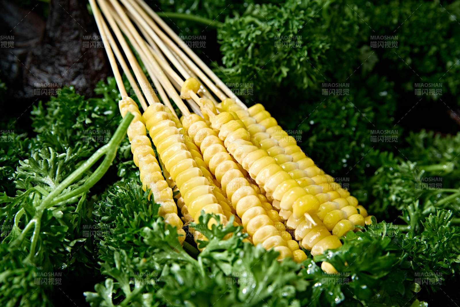 火锅食材新鲜甜玉米粒串图片