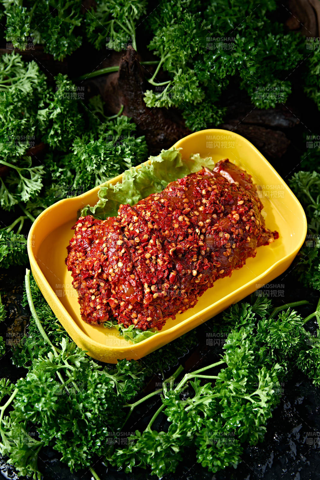 火锅食材麻辣生牛肉图片
