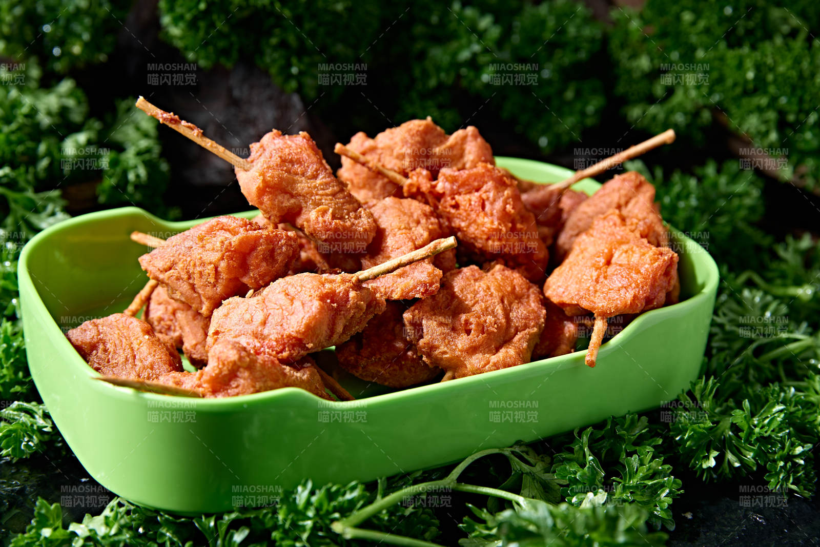 油炸小吃炸牙签肉里脊肉串图片