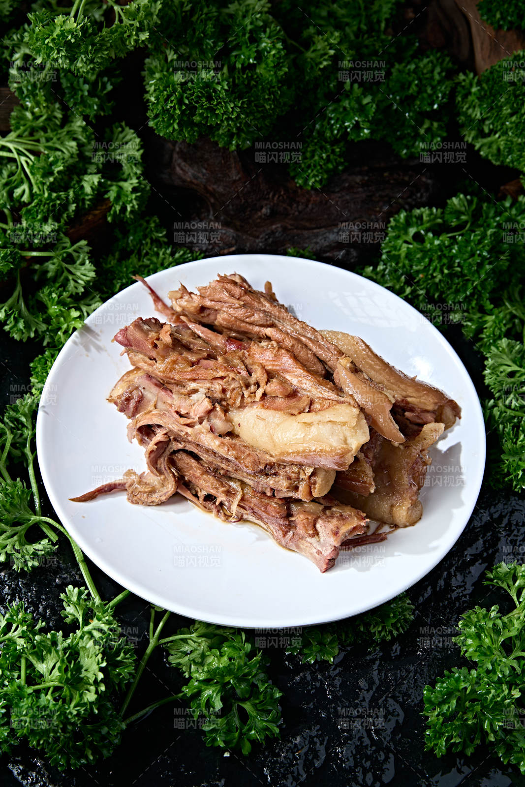 白圆盘盛装原味卤香拆骨肉猪尾巴图片