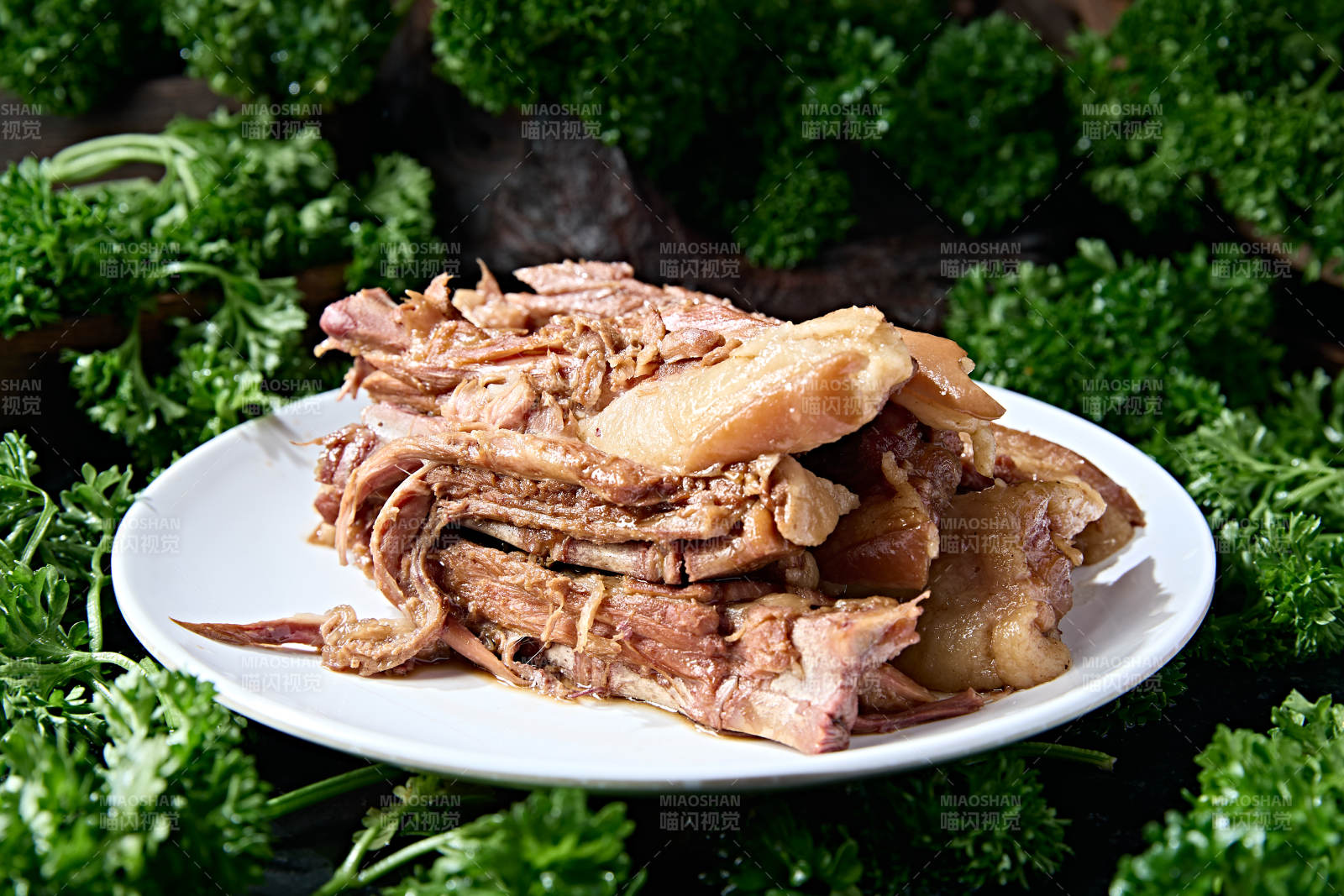 白圆盘盛装原味卤香拆骨肉猪尾巴图片