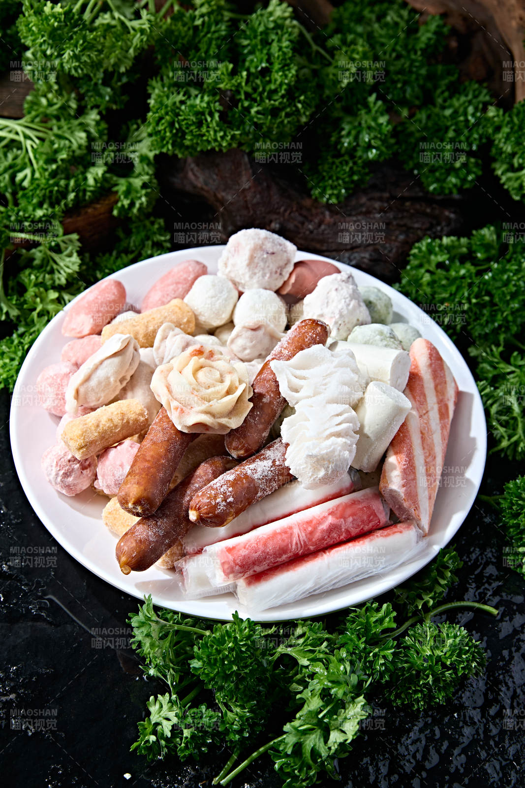 白圆盘盛装多种类混合冷冻火锅食材图片