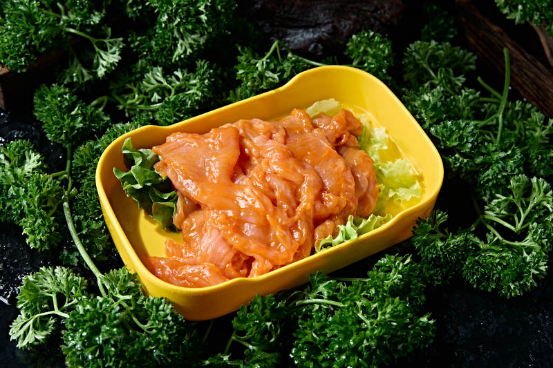 火锅食材奥尔良腌制生鸡胸肉图片