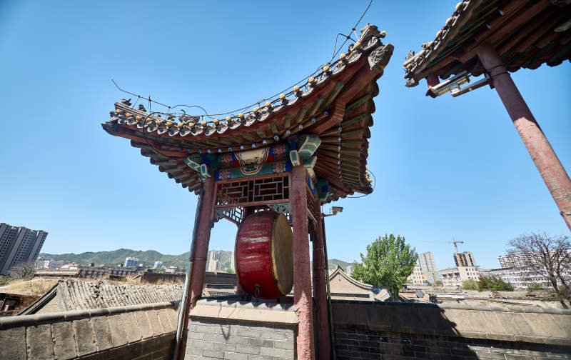 中式传统古建筑钟鼓楼上悬挂的牛皮大鼓图片