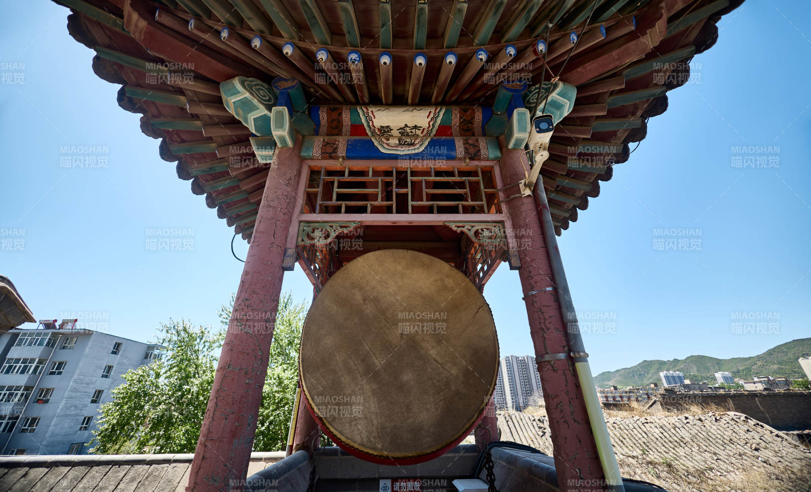 中式传统古建筑钟鼓楼上悬挂的牛皮大鼓图片