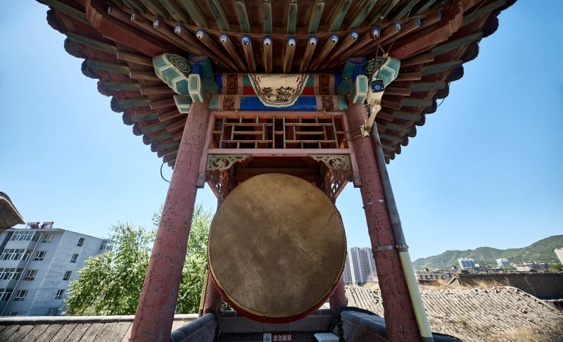 中式传统古建筑钟鼓楼上悬挂的牛皮大鼓图片