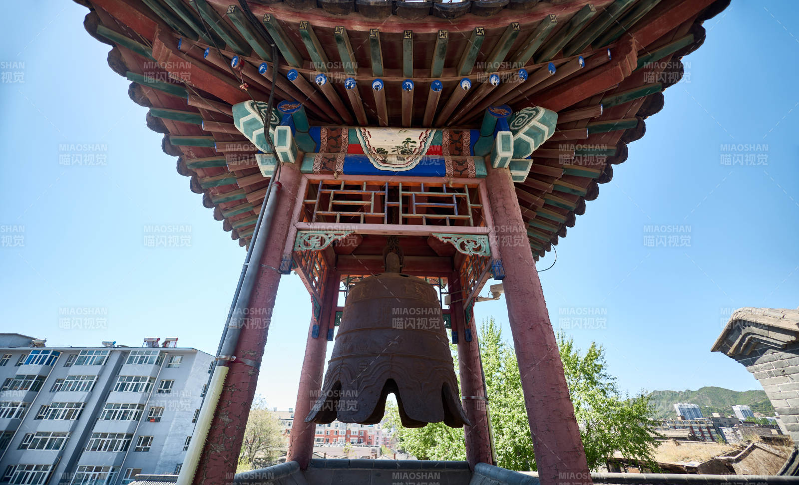 中式传统古建筑钟鼓楼上悬挂的浇筑铜钟图片