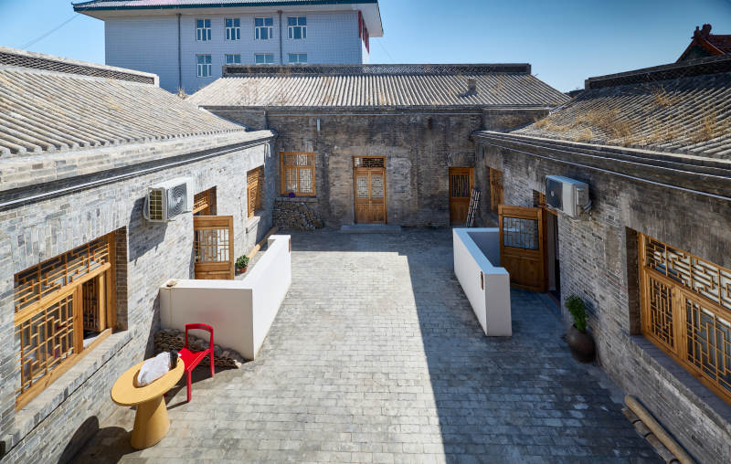 俯视角拍摄古建改造的中式院落图片