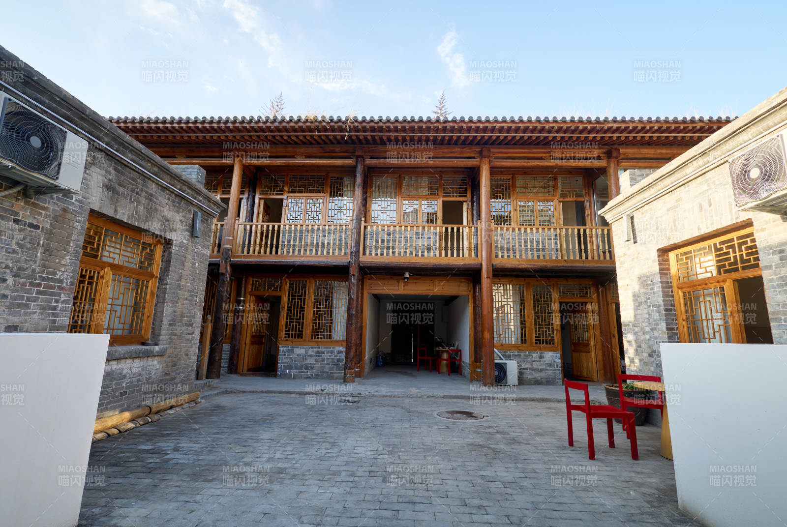 仰视角拍摄古建改造的中式院落图片