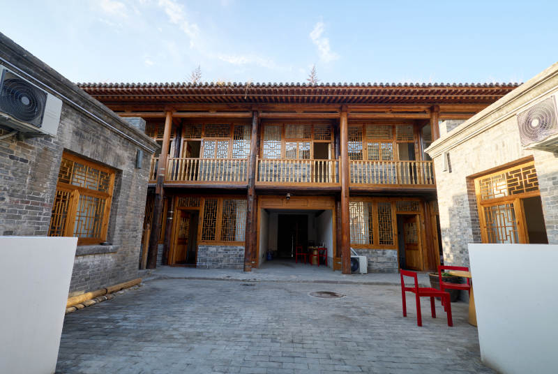 仰视角拍摄古建改造的中式院落图片