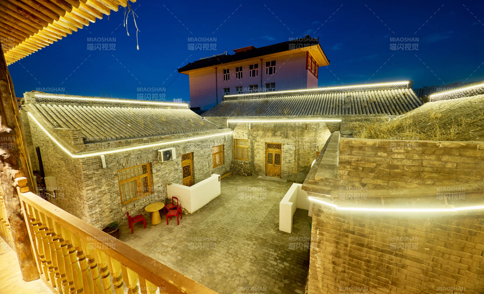 张家口堡子里晋商风格建筑民宿夜景图片