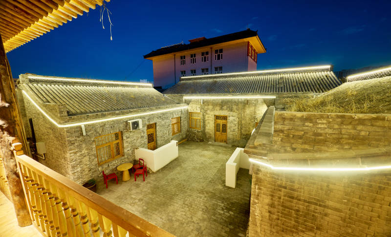 张家口堡子里晋商风格建筑民宿夜景图片
