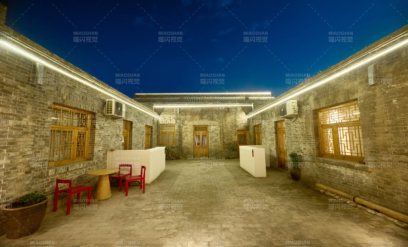 张家口堡子里晋商风格建筑民宿夜景图片